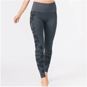Zyia Seamless Gray Camo High Waist 7/8 Performance Leggings Medium